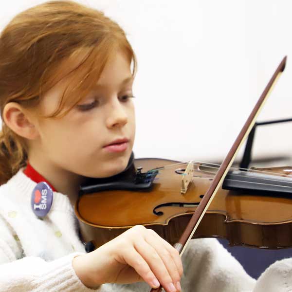young girl playing violin